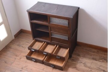 アンティーク家具　和製アンティーク　引き出し5杯付き!古い木のデザインガラス戸収納棚