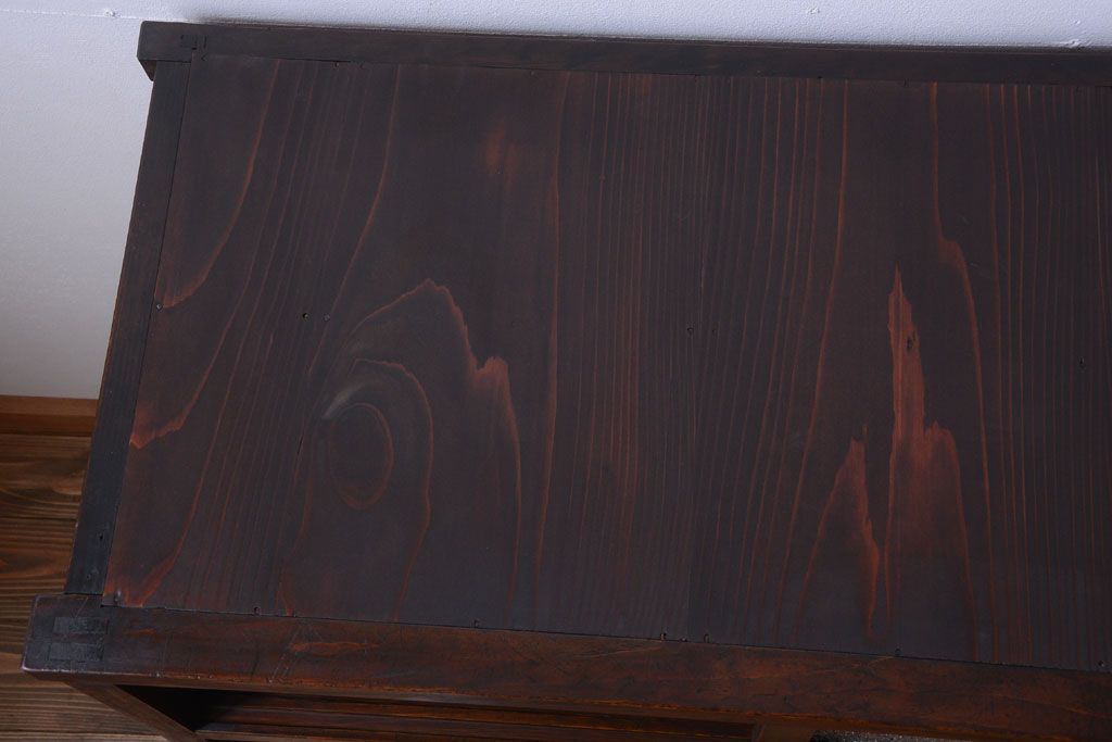 アンティーク家具　和製アンティーク　引き出し5杯付き!古い木のデザインガラス戸収納棚