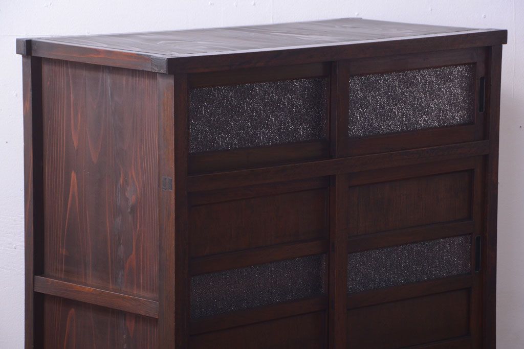 アンティーク家具　和製アンティーク　引き出し5杯付き!古い木のデザインガラス戸収納棚