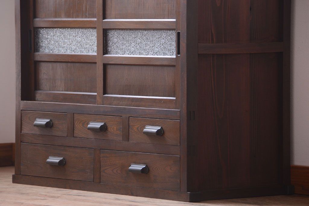 アンティーク家具　和製アンティーク　引き出し5杯付き!古い木のデザインガラス戸収納棚