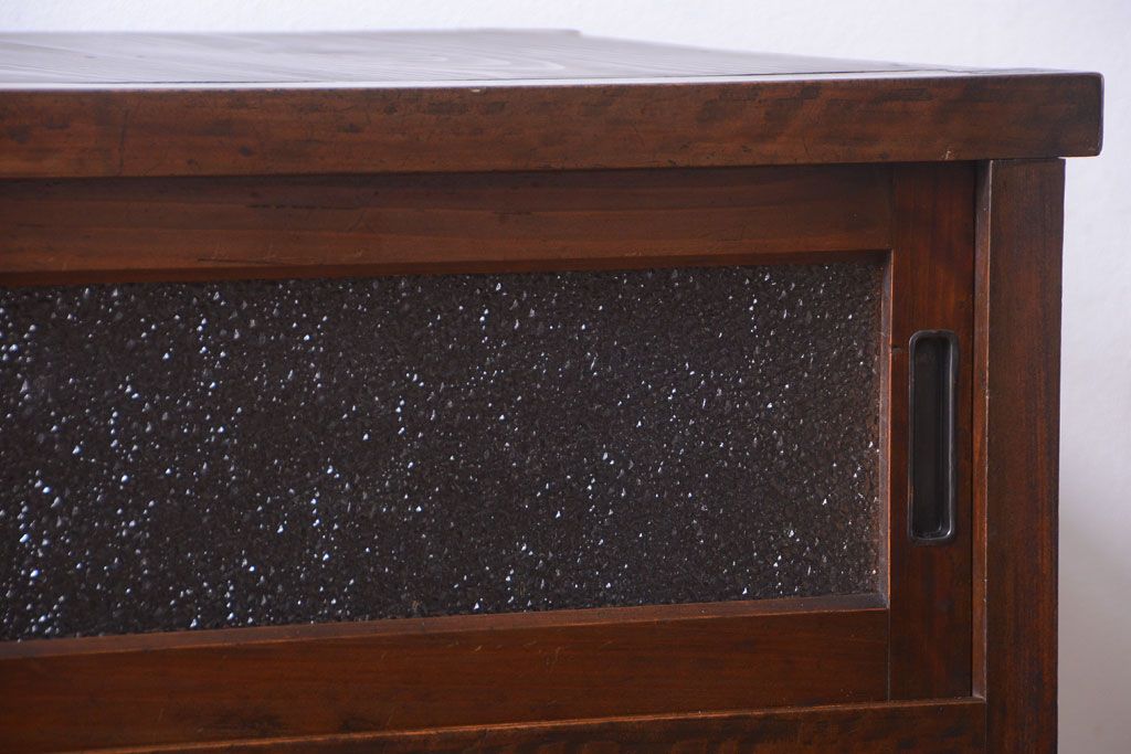 アンティーク家具　和製アンティーク　引き出し5杯付き!古い木のデザインガラス戸収納棚