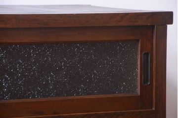 アンティーク家具　和製アンティーク　引き出し5杯付き!古い木のデザインガラス戸収納棚