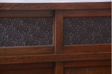 アンティーク家具　和製アンティーク　引き出し5杯付き!古い木のデザインガラス戸収納棚