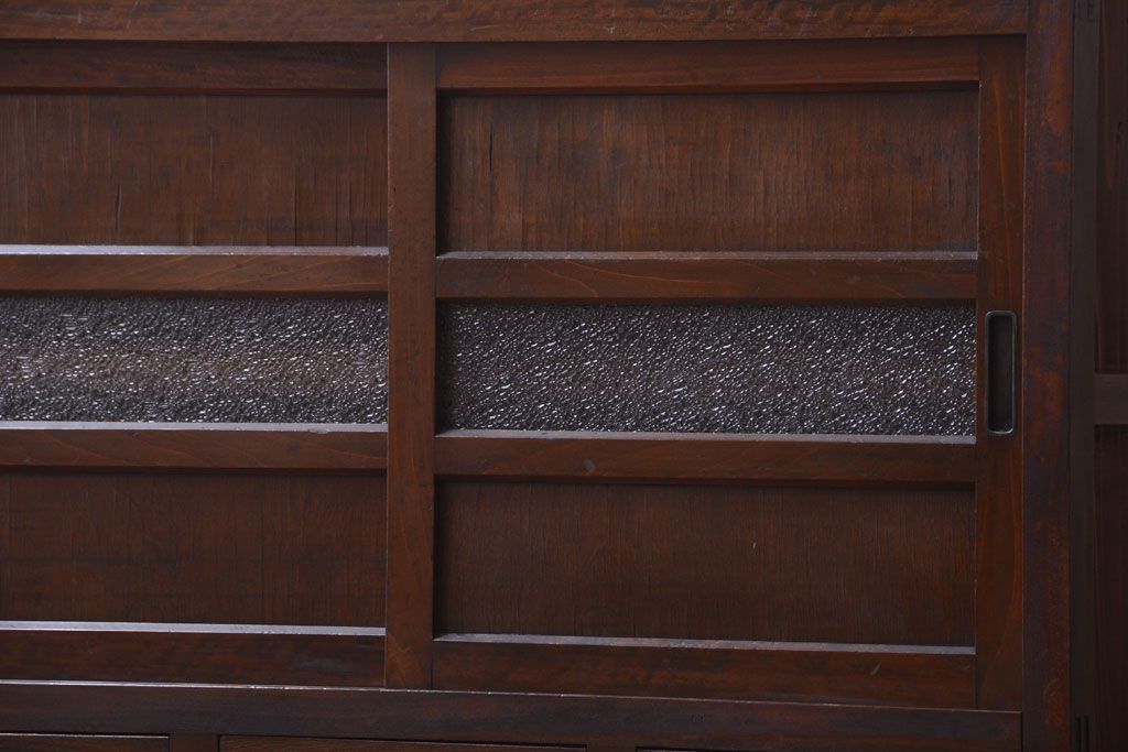 アンティーク家具　和製アンティーク　引き出し5杯付き!古い木のデザインガラス戸収納棚