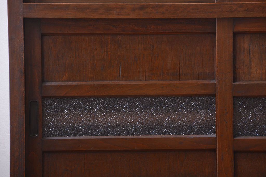 アンティーク家具　和製アンティーク　引き出し5杯付き!古い木のデザインガラス戸収納棚