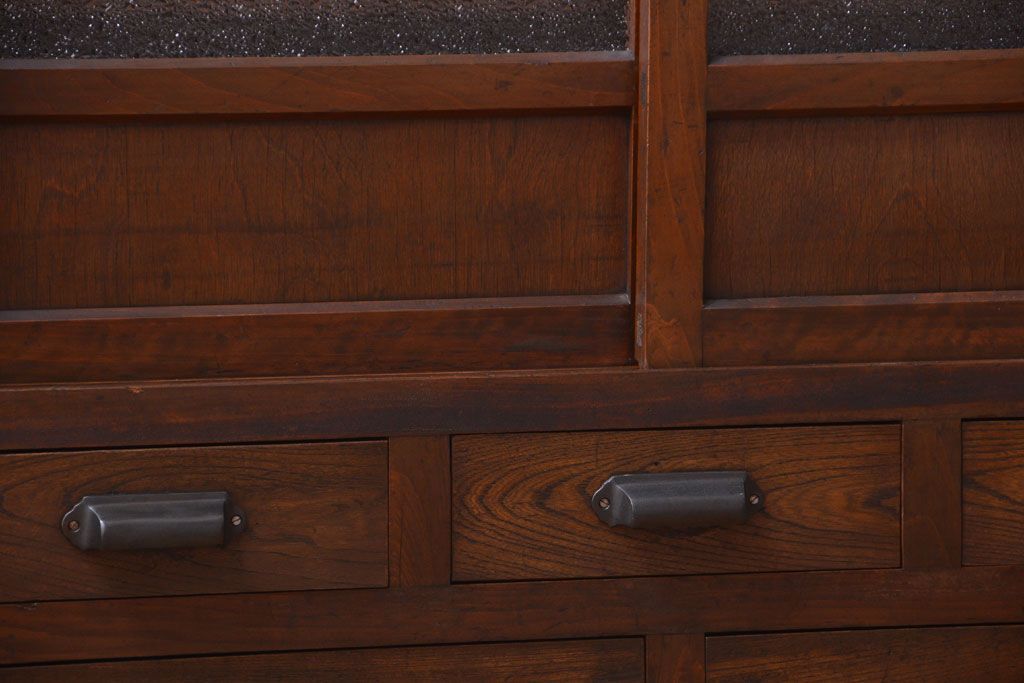 アンティーク家具　和製アンティーク　引き出し5杯付き!古い木のデザインガラス戸収納棚