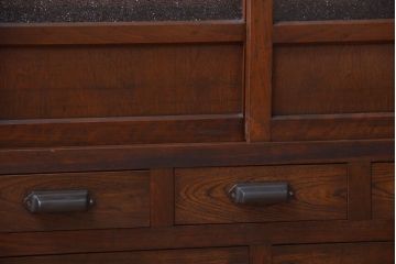 アンティーク家具　和製アンティーク　引き出し5杯付き!古い木のデザインガラス戸収納棚