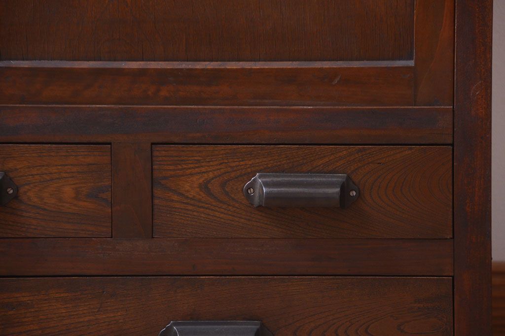 アンティーク家具　和製アンティーク　引き出し5杯付き!古い木のデザインガラス戸収納棚