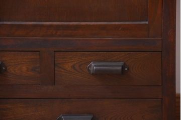 アンティーク家具　和製アンティーク　引き出し5杯付き!古い木のデザインガラス戸収納棚