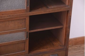 アンティーク家具　和製アンティーク　引き出し5杯付き!古い木のデザインガラス戸収納棚