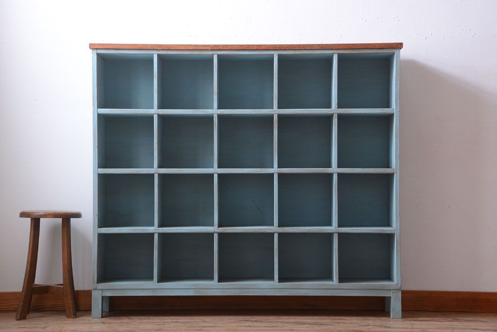 レトロ家具　アンティークペイント　シンプルでレトロな脚付きマス目棚(収納棚、飾り棚)