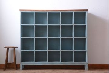 レトロ家具　アンティークペイント　シンプルでレトロな脚付きマス目棚(収納棚、飾り棚)