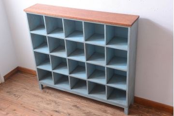 レトロ家具　アンティークペイント　シンプルでレトロな脚付きマス目棚(収納棚、飾り棚)