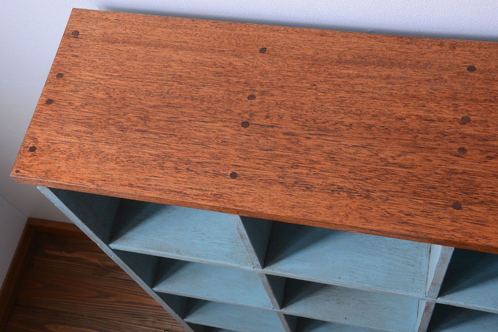 レトロ家具　アンティークペイント　シンプルでレトロな脚付きマス目棚(収納棚、飾り棚)