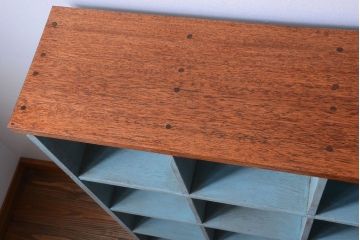 レトロ家具　アンティークペイント　シンプルでレトロな脚付きマス目棚(収納棚、飾り棚)