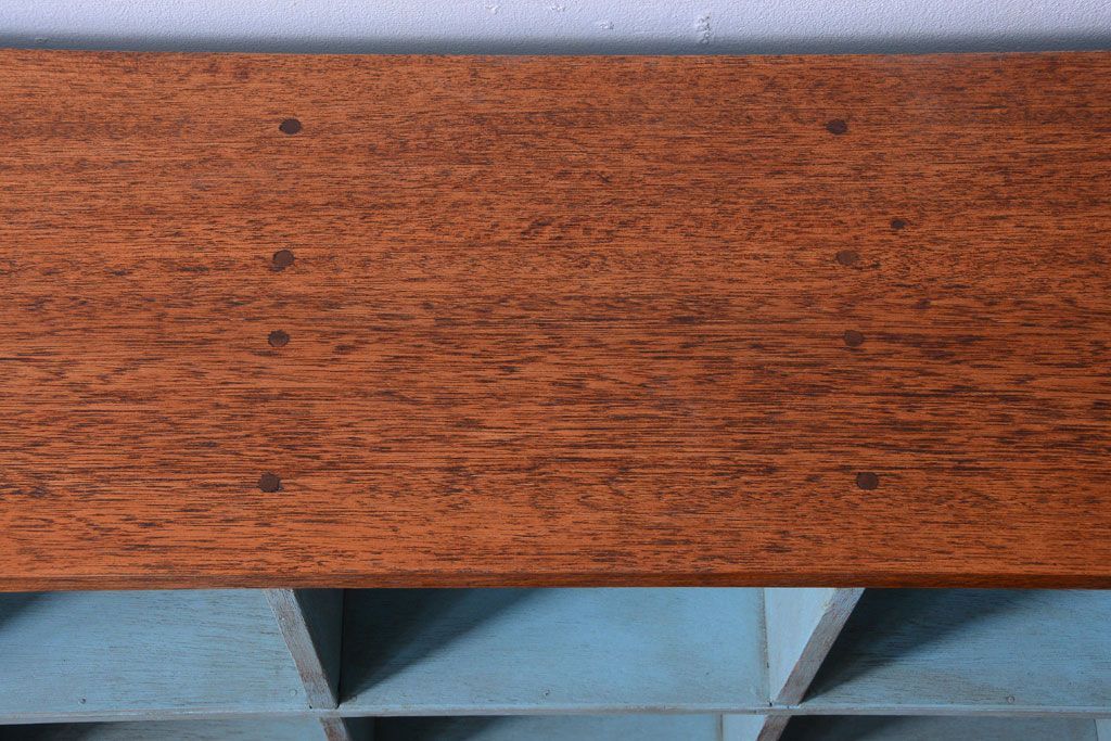 レトロ家具　アンティークペイント　シンプルでレトロな脚付きマス目棚(収納棚、飾り棚)