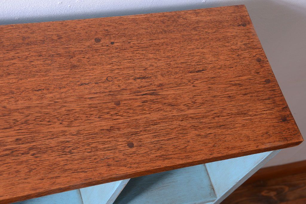 レトロ家具　アンティークペイント　シンプルでレトロな脚付きマス目棚(収納棚、飾り棚)