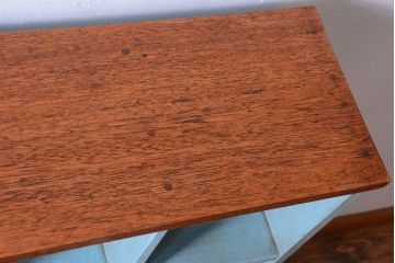 レトロ家具　アンティークペイント　シンプルでレトロな脚付きマス目棚(収納棚、飾り棚)