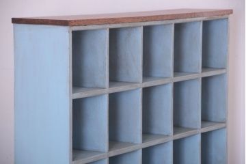 レトロ家具　アンティークペイント　シンプルでレトロな脚付きマス目棚(収納棚、飾り棚)