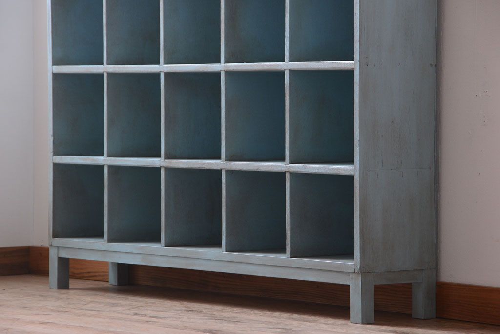 レトロ家具　アンティークペイント　シンプルでレトロな脚付きマス目棚(収納棚、飾り棚)