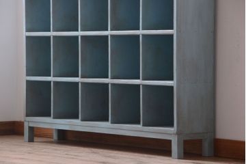 レトロ家具　アンティークペイント　シンプルでレトロな脚付きマス目棚(収納棚、飾り棚)