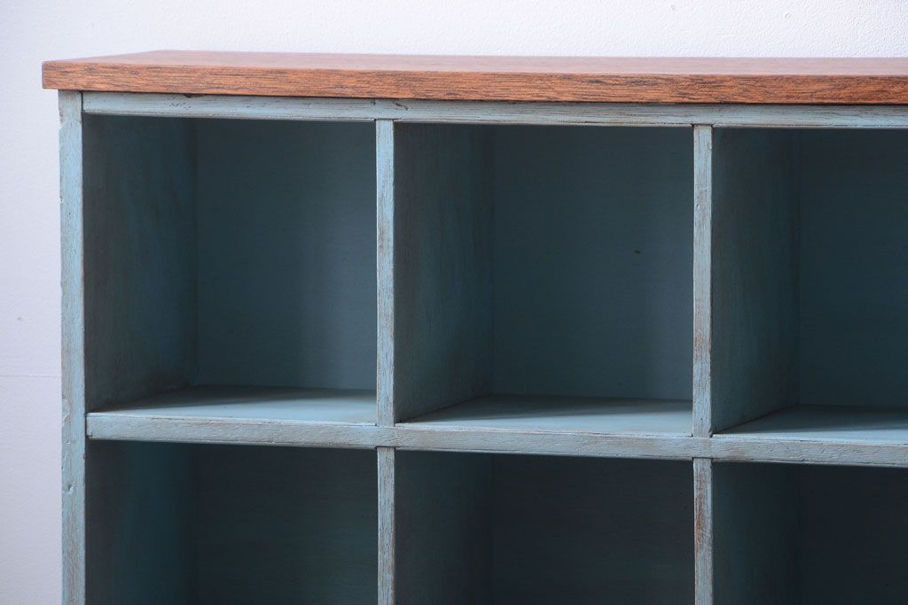 レトロ家具　アンティークペイント　シンプルでレトロな脚付きマス目棚(収納棚、飾り棚)