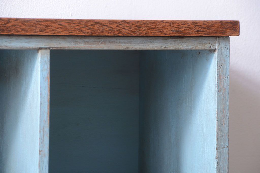 レトロ家具　アンティークペイント　シンプルでレトロな脚付きマス目棚(収納棚、飾り棚)