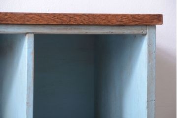 レトロ家具　アンティークペイント　シンプルでレトロな脚付きマス目棚(収納棚、飾り棚)