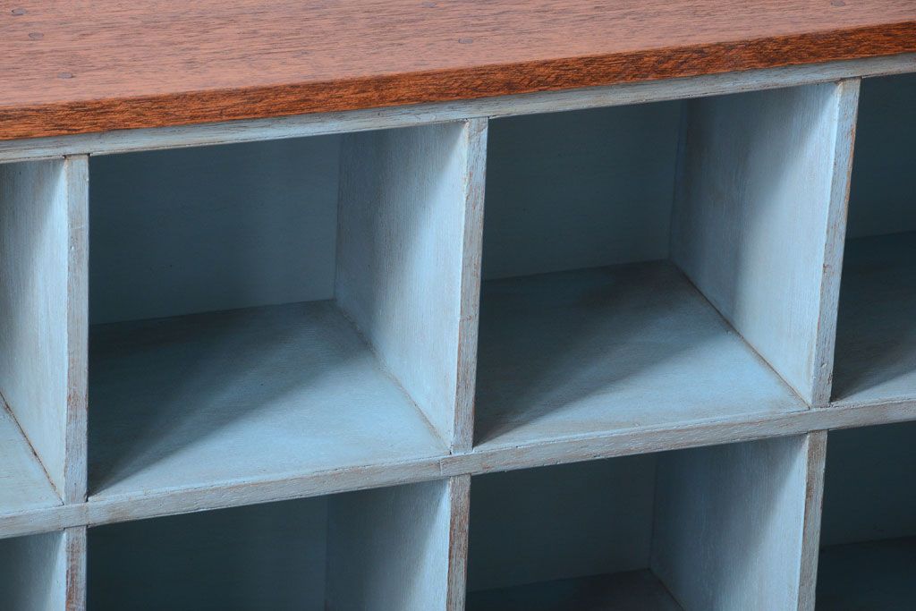 レトロ家具　アンティークペイント　シンプルでレトロな脚付きマス目棚(収納棚、飾り棚)