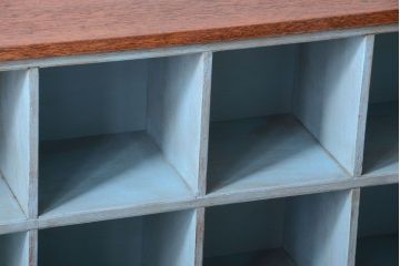 レトロ家具　アンティークペイント　シンプルでレトロな脚付きマス目棚(収納棚、飾り棚)