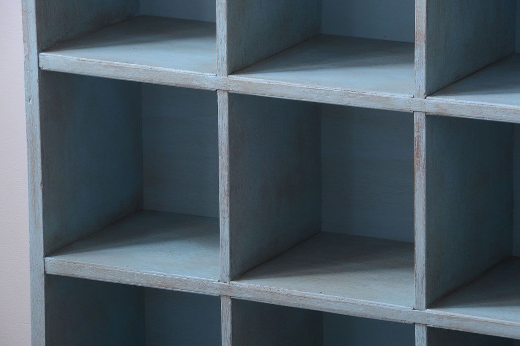 レトロ家具　アンティークペイント　シンプルでレトロな脚付きマス目棚(収納棚、飾り棚)