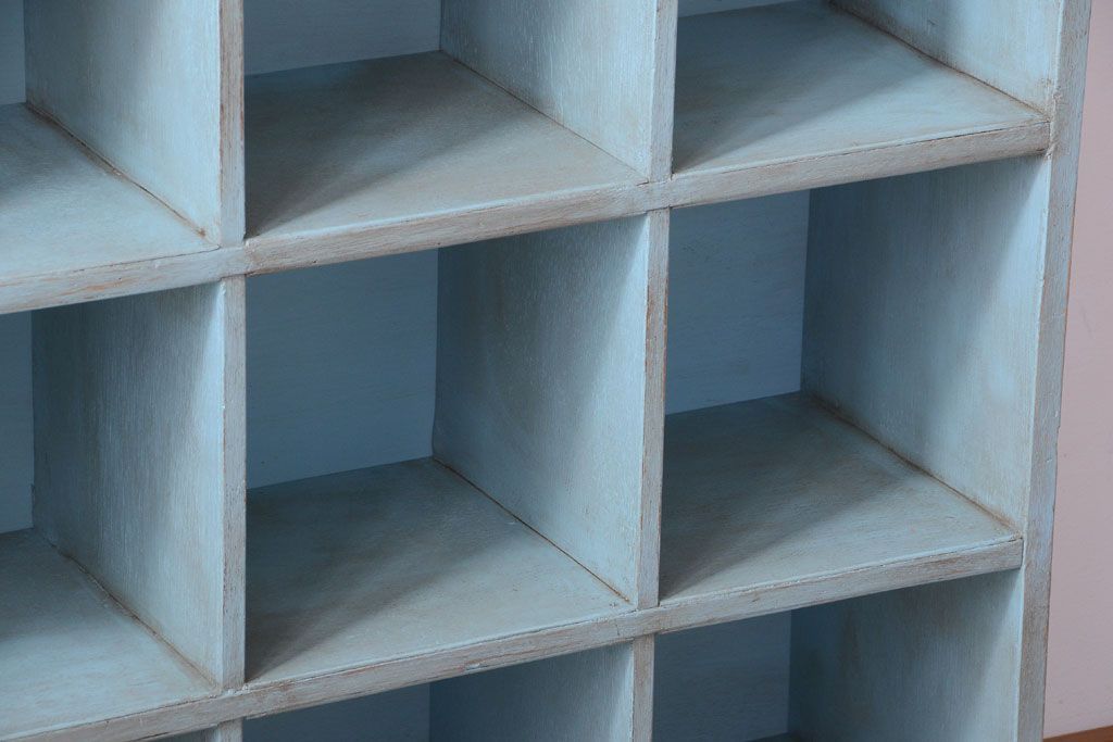 レトロ家具　アンティークペイント　シンプルでレトロな脚付きマス目棚(収納棚、飾り棚)