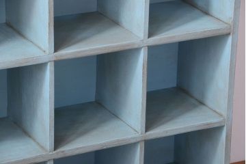 レトロ家具　アンティークペイント　シンプルでレトロな脚付きマス目棚(収納棚、飾り棚)