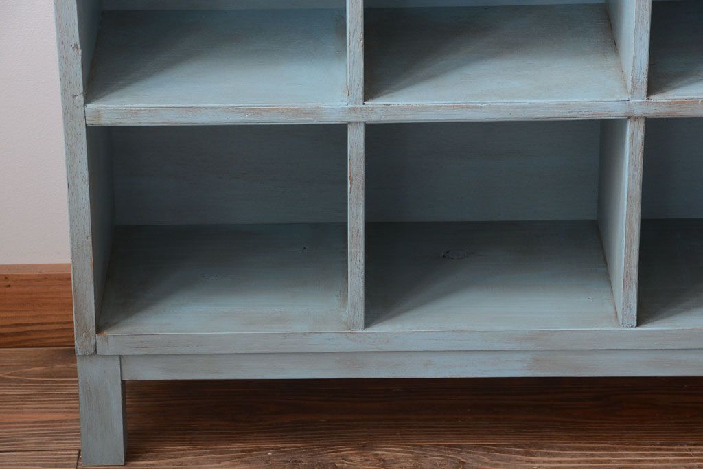 レトロ家具　アンティークペイント　シンプルでレトロな脚付きマス目棚(収納棚、飾り棚)