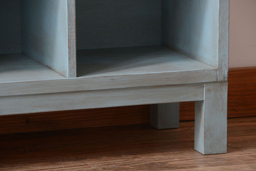 レトロ家具　アンティークペイント　シンプルでレトロな脚付きマス目棚(収納棚、飾り棚)