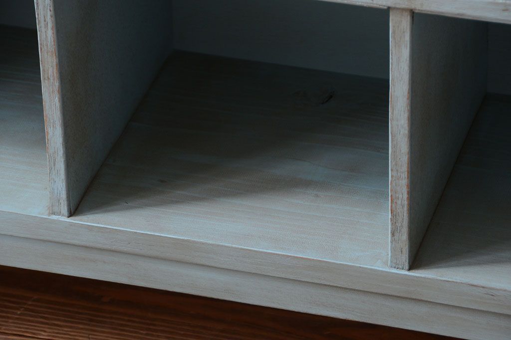 レトロ家具　アンティークペイント　シンプルでレトロな脚付きマス目棚(収納棚、飾り棚)