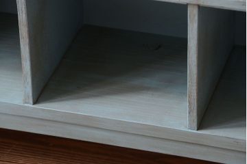 レトロ家具　アンティークペイント　シンプルでレトロな脚付きマス目棚(収納棚、飾り棚)