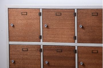 レトロ家具　アンティーク　ネームプレート付き!レトロでかわいい脚付きマス目ロッカー