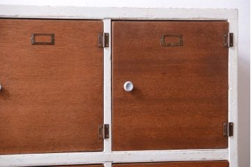 レトロ家具　アンティーク　ネームプレート付き!レトロでかわいい脚付きマス目ロッカー