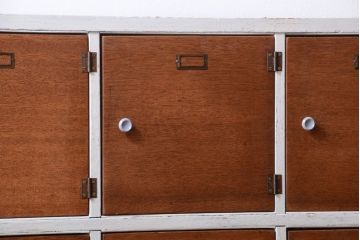 レトロ家具　アンティーク　ネームプレート付き!レトロでかわいい脚付きマス目ロッカー