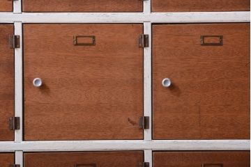 レトロ家具　アンティーク　ネームプレート付き!レトロでかわいい脚付きマス目ロッカー