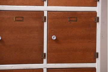 レトロ家具　アンティーク　ネームプレート付き!レトロでかわいい脚付きマス目ロッカー