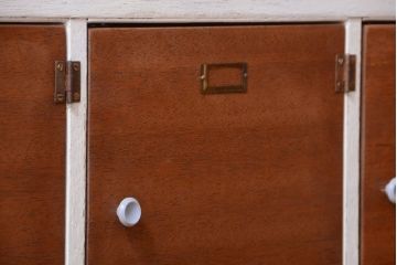 レトロ家具　アンティーク　ネームプレート付き!レトロでかわいい脚付きマス目ロッカー