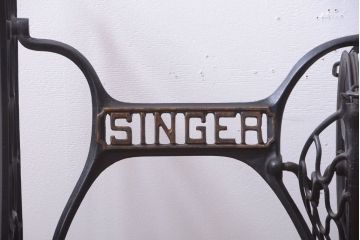 アンティーク家具　アンティーク　おしゃれなシンガーミシンの鉄脚