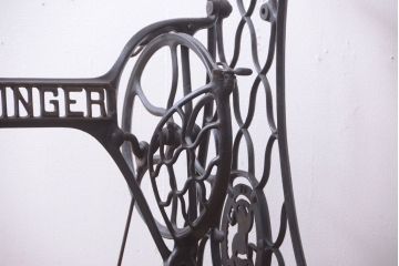 アンティーク家具　アンティーク　おしゃれなシンガーミシンの鉄脚