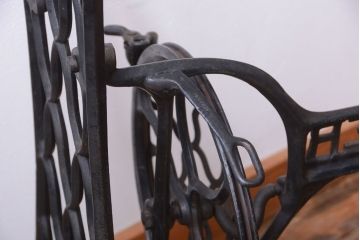 アンティーク家具　アンティーク　おしゃれなシンガーミシンの鉄脚