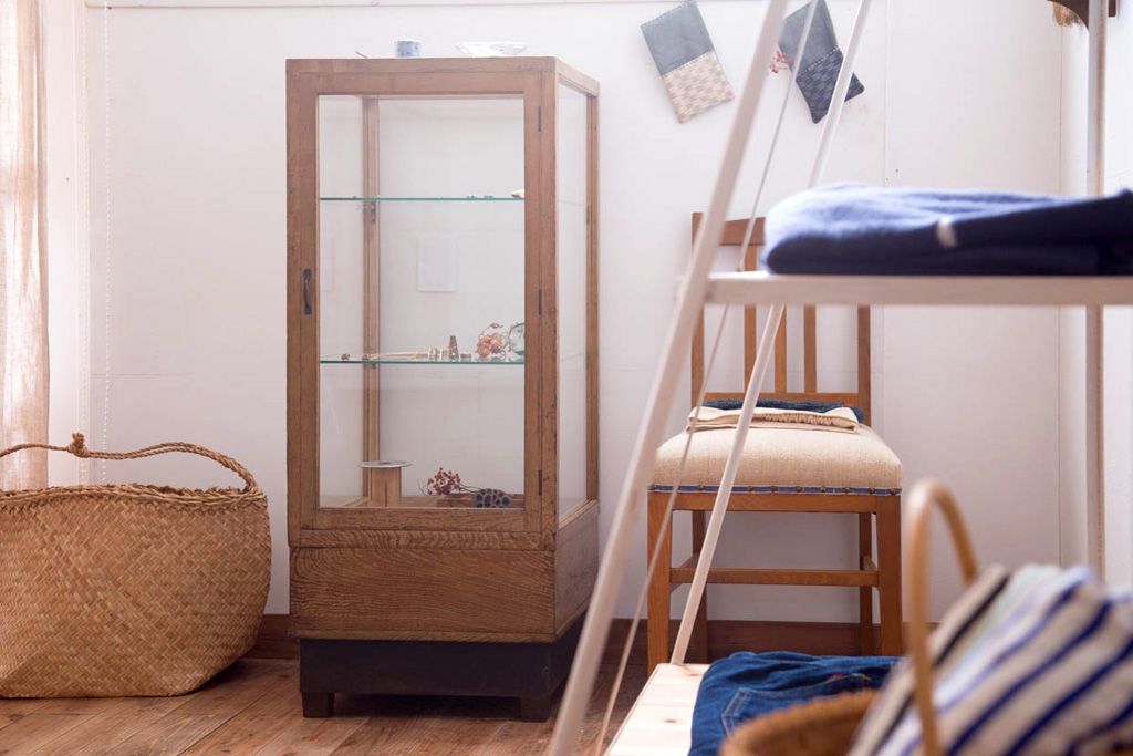 アンティーク家具　和製アンティーク　脚付き!古い木の小ぶりな縦型ガラスケース