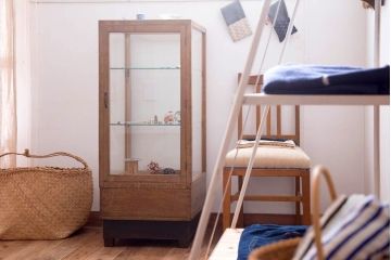 アンティーク家具　和製アンティーク　脚付き!古い木の小ぶりな縦型ガラスケース