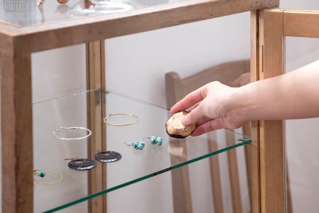 アンティーク家具　和製アンティーク　脚付き!古い木の小ぶりな縦型ガラスケース