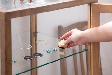 アンティーク家具　和製アンティーク　脚付き!古い木の小ぶりな縦型ガラスケース